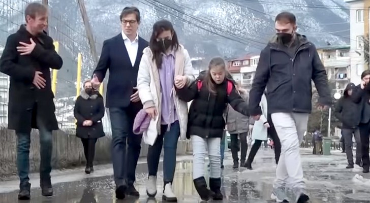 Down Syndrome child is bullied: the President of the Republic accompanies her on foot to her school