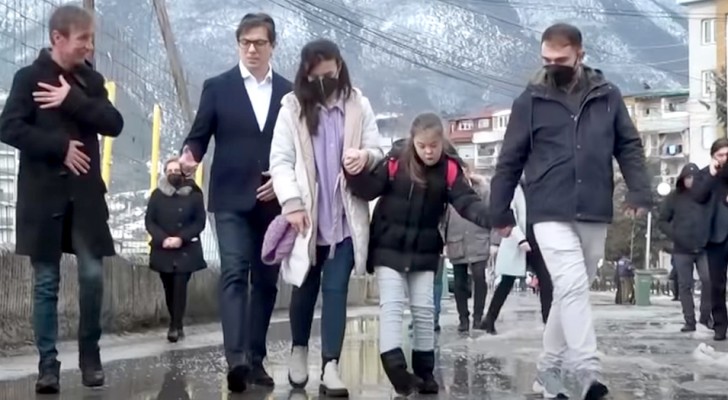 Niña con Síndrome de Down es acosada: el Presidente de la República la acompaña caminando a la entrada de la escuela