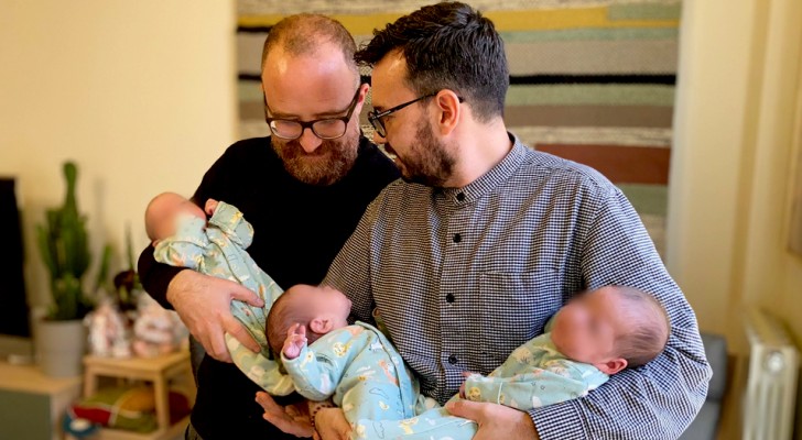 Coppia gay adotta tre gemelline: hanno coronato il loro sogno di diventare finalmente genitori