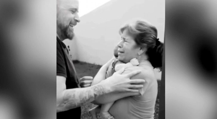 Nonna cieca abbraccia il suo nipotino per la prima volta: una scena commovente (+VIDEO)