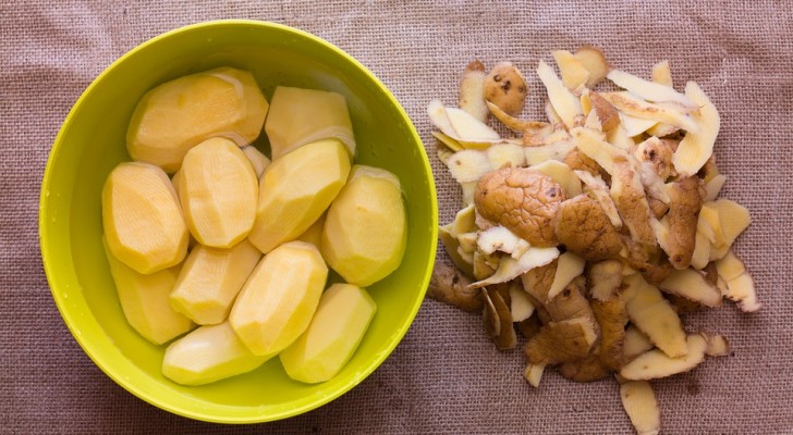 Conserva le bucce di patata: puoi riutilizzarle in tanti modi utili o... golosi!