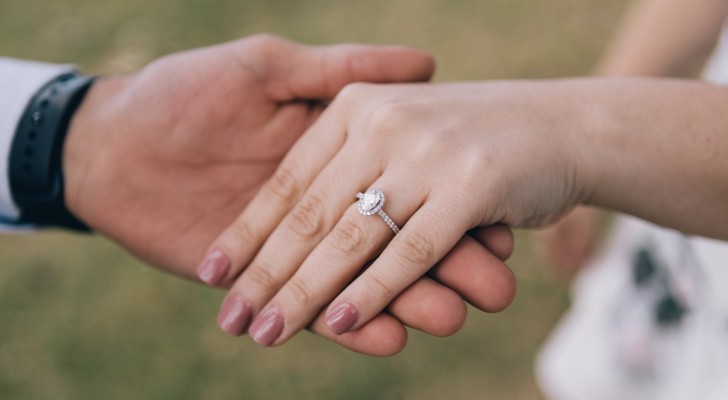 Gioielliere inventa un anello di fidanzamento con GPS incorporato: "è l'anello della fedeltà"