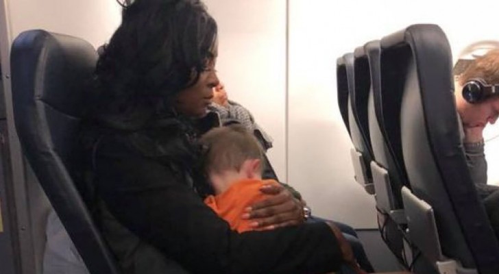 Flugreise mit ihren 2 und 5 Jahre alten Kindern: drei Fremde bieten an, die Kinder während der Reise zu beruhigen