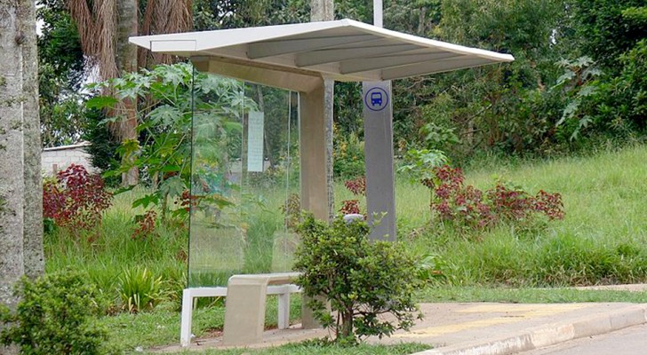 Er errichtet ganz allein eine Bushaltestelle für die Kinder, die morgens zur Schule gehen müssen