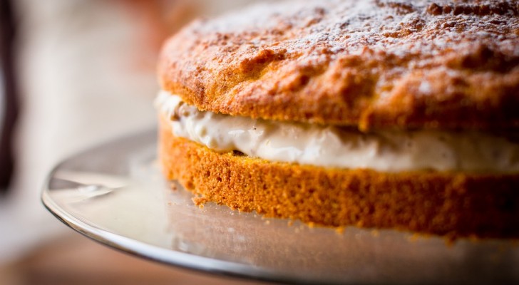 Regalati una pausa dolce con una soffice torta farcita di crema al profumo d'arancia