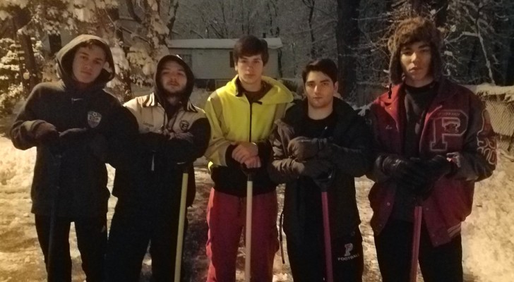 Cinq adolescents se réveillent à 4h30 du matin pour déblayer la neige de l'allée de leur voisine bloquée dans sa maison
