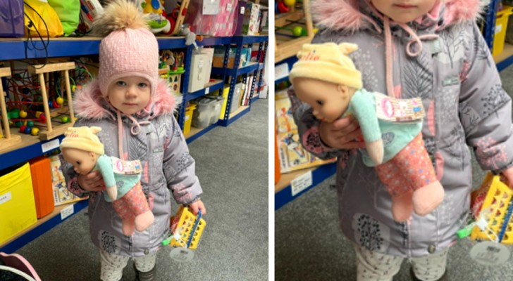 Bimba ucraina è felicissima di aver trovato una bambola uguale a quella che aveva lasciato a casa prima di scappare