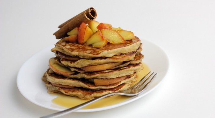 Colazione golosa o snack appetitoso: prepara in soli 5 minuti dei fantastici pancake alle mele!