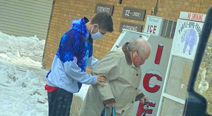 Un giovane vede un'anziana in difficoltà sul ghiaccio e corre in suo aiuto: il bel gesto ripreso da una sconosciuta