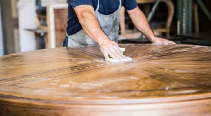 Stap-voor-stap aanwijzingen om een oude houten tafel er weer als nieuw uit te laten uitzien