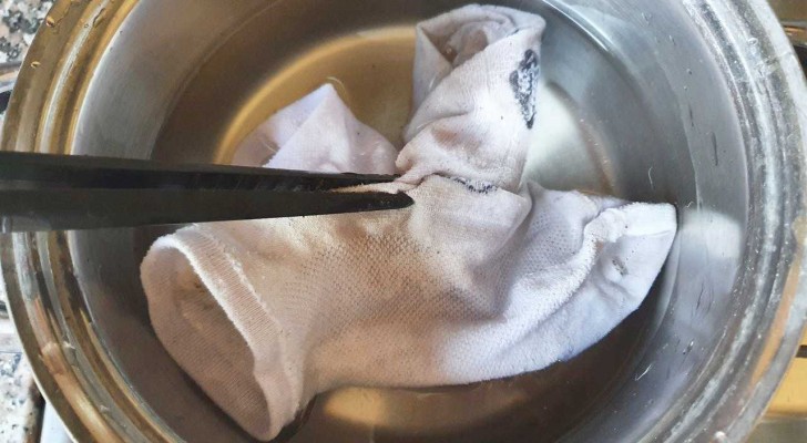 Fai bollire i calzini per sbiancarli: scopri questo e altri metodi per averli bianchi come nuovi!