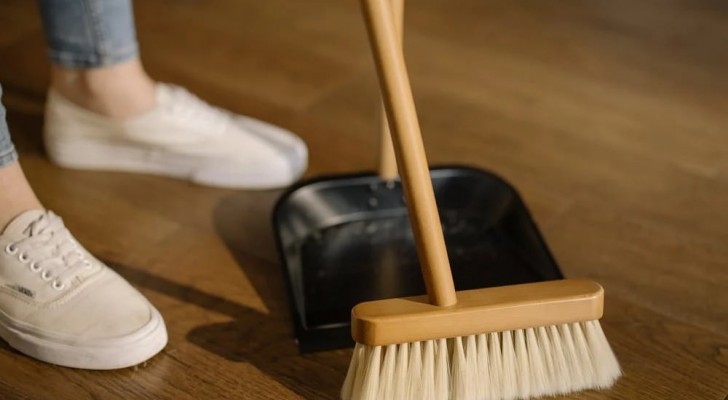 Een kamer grondig schoonmaken: de trucs om het op de meest efficiënte en professionele manier te doen