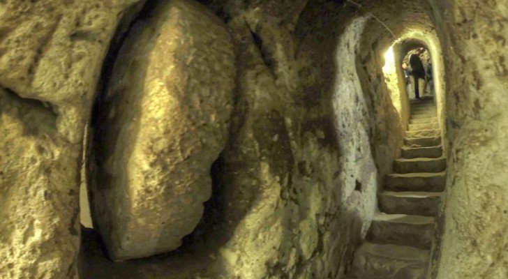 En man river väggen i sin källare och upptäcker en gammal och djup underjordisk stad