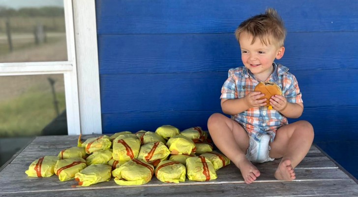 Bambino di 2 anni ordina per sbaglio 31 panini del McDonald's dal cellulare della madre
