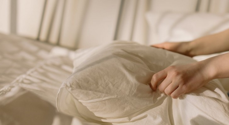 Vous voulez savoir si vous devez changer les oreillers ? Cette femme révèle une astuce utile sur TikTok