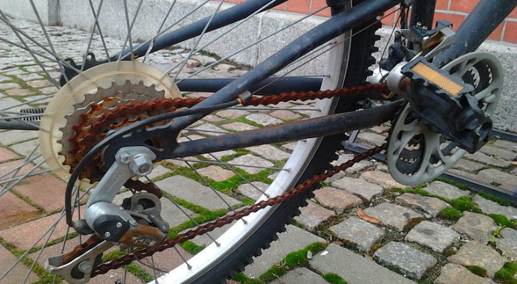 La catena della bicicletta si è arrugginita? Scopri come pulirla senza smontarla