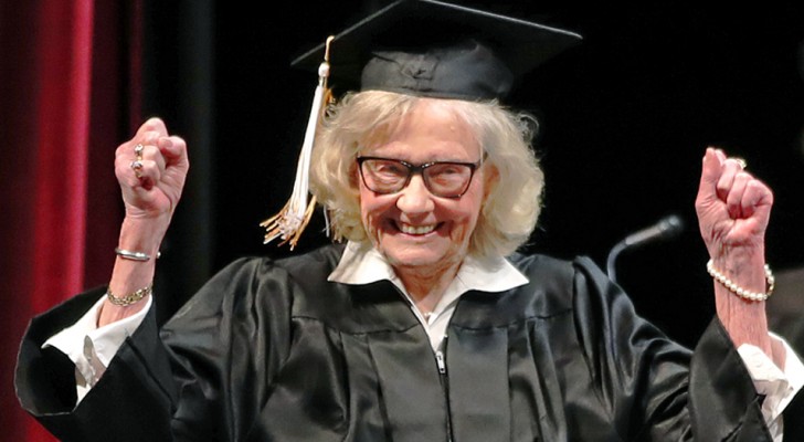 Ela conseguiu se formar aos 84 anos, após ter sido forçada a abandonar os estudos: 