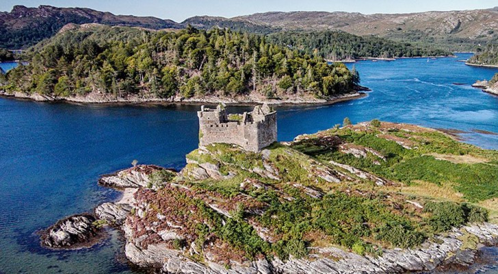 Isola scozzese viene venduta insieme al suo castello: il costo è inferiore a quello di un appartamento