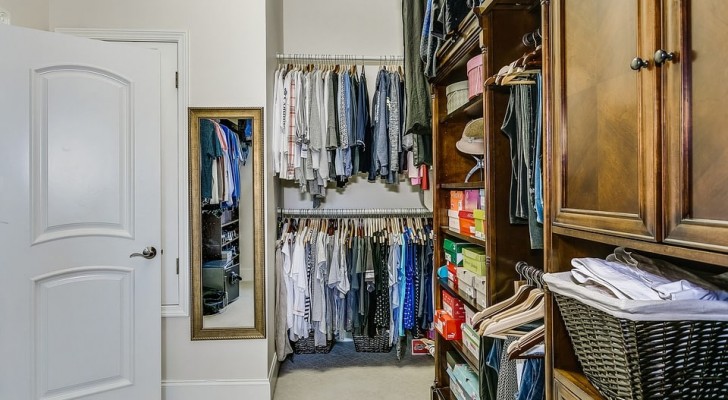 Ist Ihr Kleiderschrank ein einziges Chaos aus gestapelter Kleidung? Versuchen Sie, mit der 4-Schritte-Methode von TikTok aufzuräumen