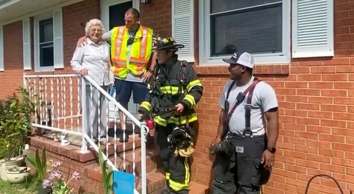 Bomberos le cantan el feliz cumpleaños a una mujer de 93 años: estaban en su casa por una olla que se había incendiado