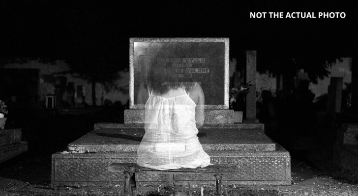 En mystisk kvinnlig figur syns på ett fotografi medans hon böjer sig över en grav