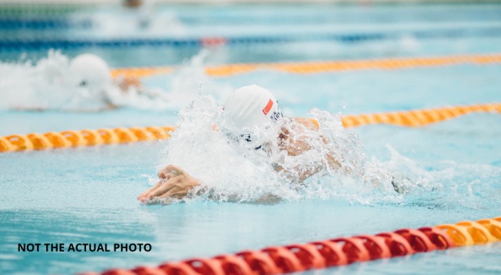 Atleta sviene durante i mondiali di nuoto, l'allenatrice si tuffa per soccorrerla: 