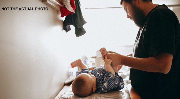 Papà è costretto a cambiare il pannolino del figlio nel bagno delle donne, ma viene sgridato: "Qui non puoi entrare"