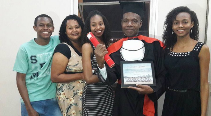 Bidello si laurea in giurisprudenza nella stessa università dove lavora e realizza il suo sogno