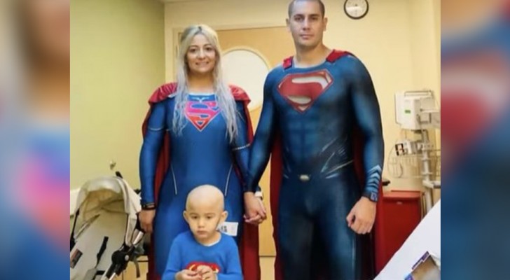 Bimbo di soli 3 anni è affetto da un cancro: genitori si travestono da supereroi per alleviare le sue paure