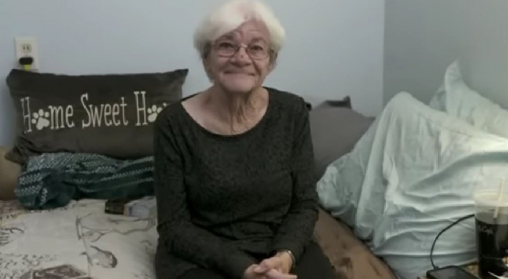 En äldre kvinna fölorar både sin man och sitt hus inom loppet av 24 timmar, så grannarna bestämmer sig för att "adoptera" henne