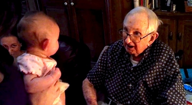 Il bisnonno di 95 anni le canta una canzone: l'espressione della bambina non ha prezzo