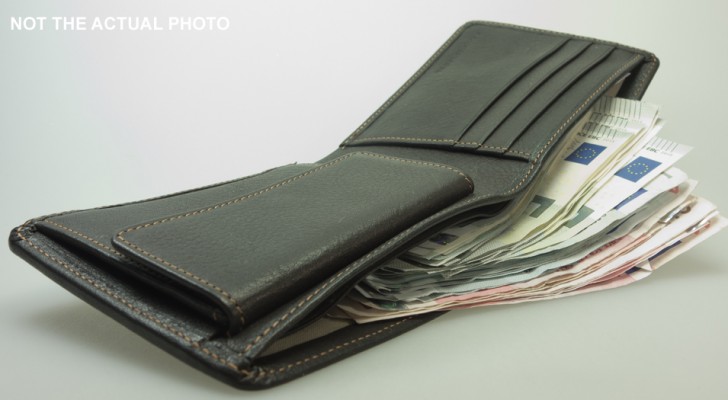 Ausländer in ernsten finanziellen Schwierigkeiten findet ein Portemonnaie mit 400 Euro und gibt es an die Behörden ab