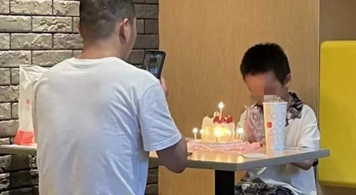Padre es criticado por el humilde cumpleaños que organizó para su hijo: La torta es demasiado pequeña