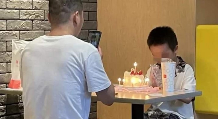 Papà viene criticato per l'umile compleanno che ha organizzato per suo figlio: "La torta è troppo piccola"