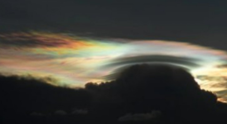 Magnifica e rara nuvola appare nel cielo della Cina circondata dai colori dell'arcobaleno (+VIDEO)