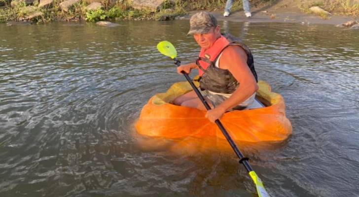 Deze man heeft meer dan 70 km over een rivier gevaren aan boord van een gigantische pompoen: hij heeft een nieuw wereldrecord gevestigd