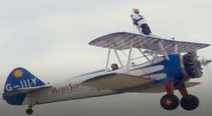 93-jährige Frau schnallt sich an die Tragfläche eines Flugzeugs und vollführt einen unmöglichen Flug: 