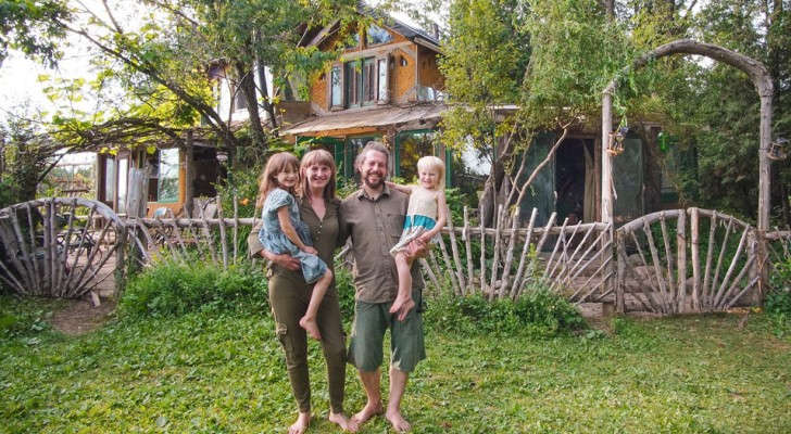 En familj bygger ett hus som är självförsörjande: de betalar inga räkningar och sparar 50 000 euro om året