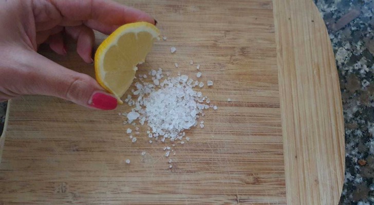 Vergessen Sie Spülmittel für Schneidebretter aus Holz: Entdecken Sie, wie man sie mit gewöhnlichen Zutaten gründlich reinigen kann