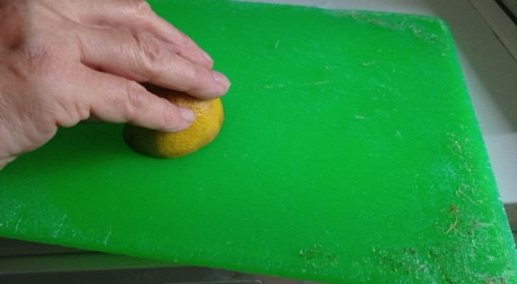 Det nya livet för den pressade citronen: innan du kastar den i komposten, använd den på detta sätt