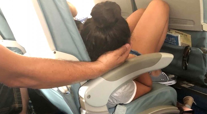 Questo papà ha sorretto la testa della figlia che dormiva, per tutta la durata del viaggio