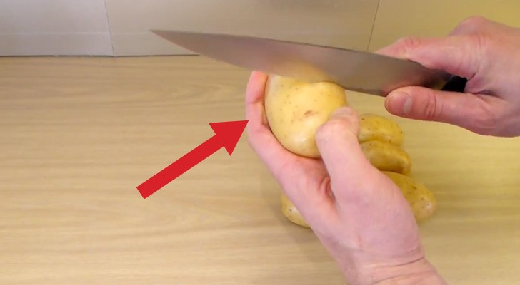 Fa un taglio intorno a una patata e vi mostra un ottimo trucco... salva-tempo!