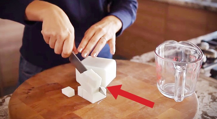 Corta un pedazo de jabon en cubos y les agrega cafe: resultado sorprendente!