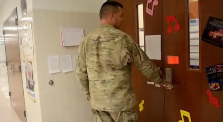 A soldier returns home after six months: here's how he meets his 6 CHILDREN!