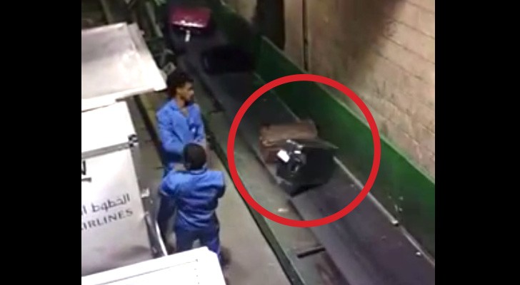 Filma escondido os funcionários do aeroporto: veja porque as malas quebram!