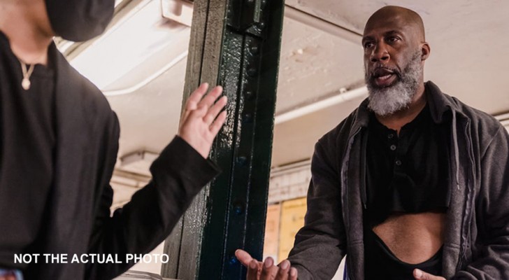 Waiters turn away a homeless man who asked for a glass of water: a woman invites him to have lunch with her