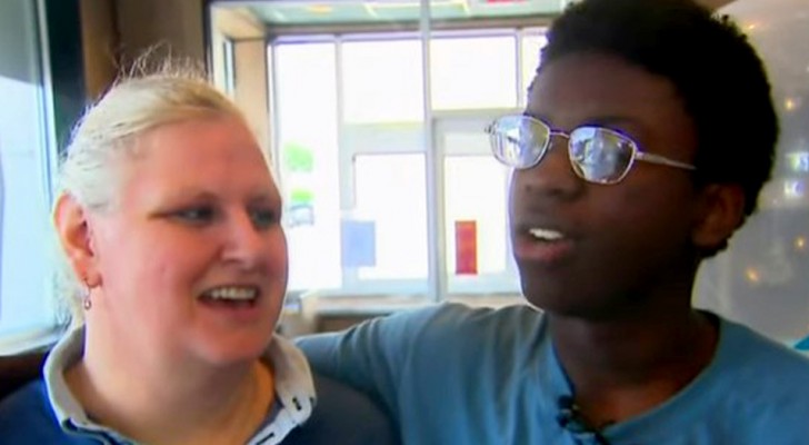 Fast food restaurant owner helps a young employee: 