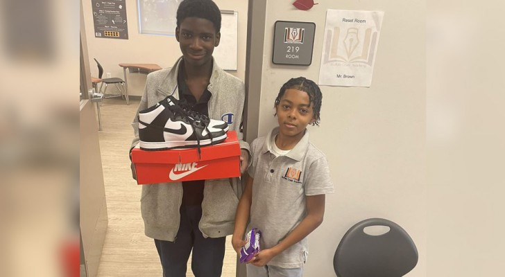 Sein Mitschüler wird wegen seiner Schuhe verspottet: Er benutzt sein Taschengeld, um ihm ein neues Paar zu schenken