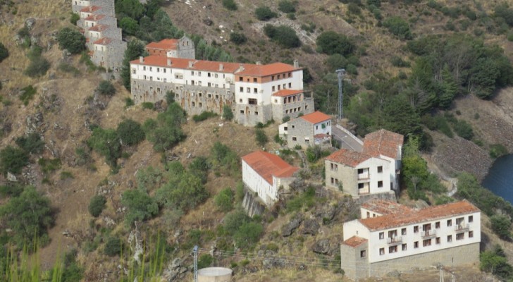 Ein ganzes spanisches Dorf steht für den Preis einer Wohnung zum Verkauf