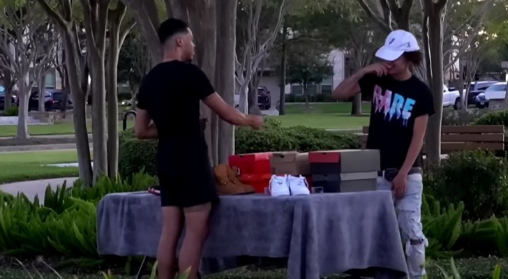 Youtuber sees a teenager selling all his shoes to help his sister: he offers him more than he needs
